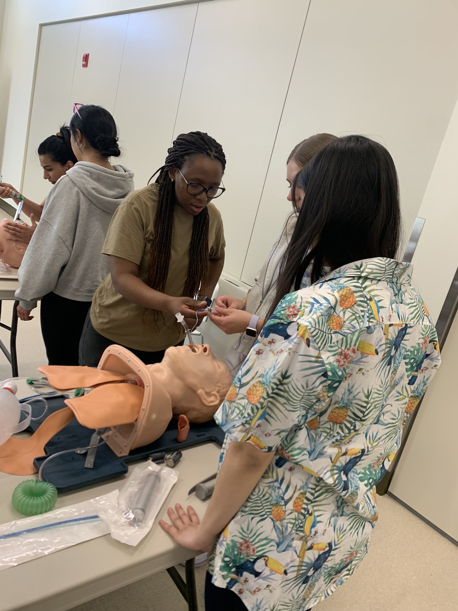 Intubating mannequins